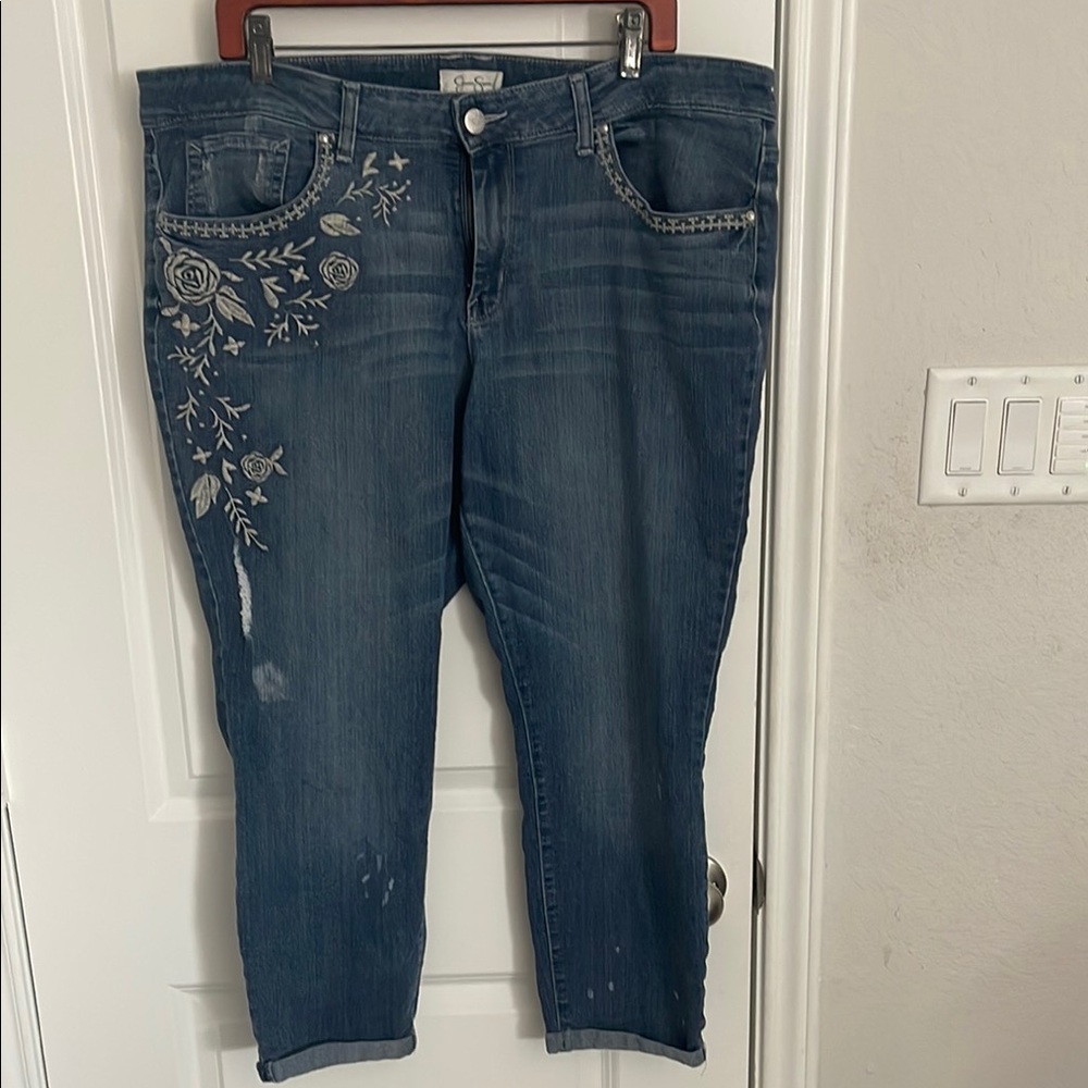 Embellished Dark Blue Floral Capri Jeans - Women